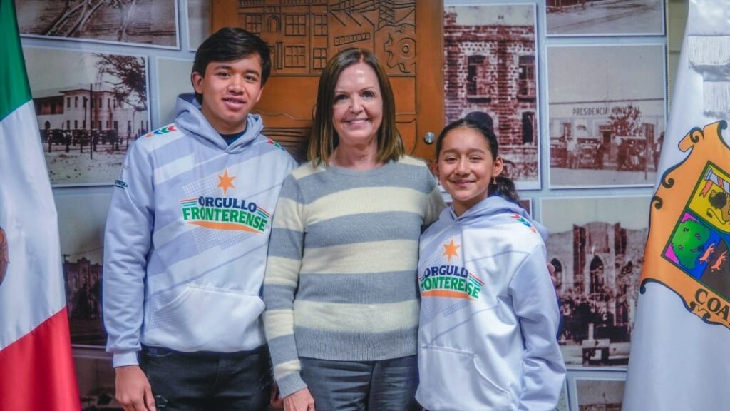 La alcaldesa Sari Pérez Cantú recibió en la Sala de Cabildo a los jóvenes talentos del deporte Elisa Cisneros Navarro y Jeremy Cano.  