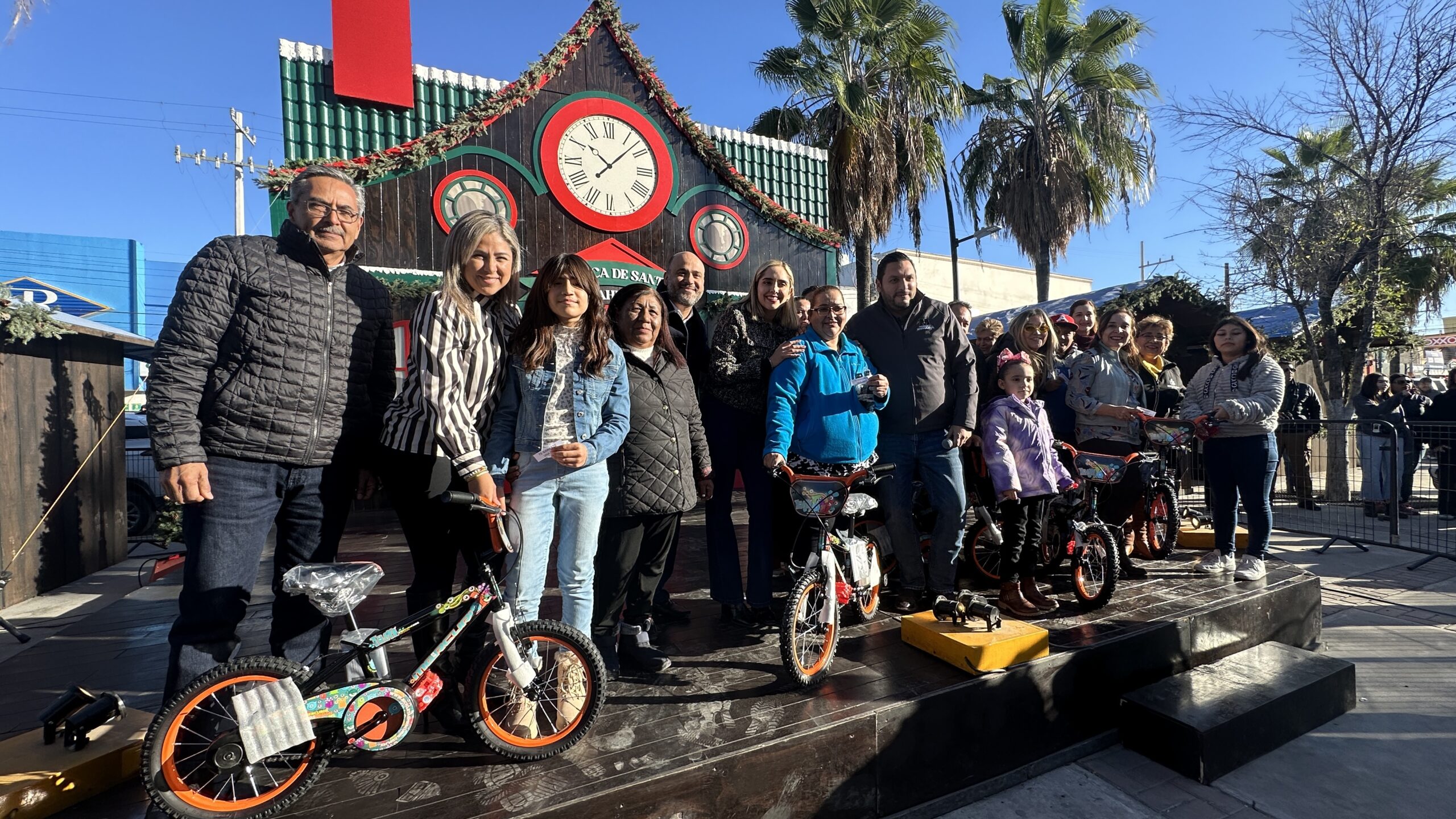 Las autoridades municipales dieron por concluidas las fiestas navideñas con la clausura de Villamagia en la plaza principal de Monclova.  