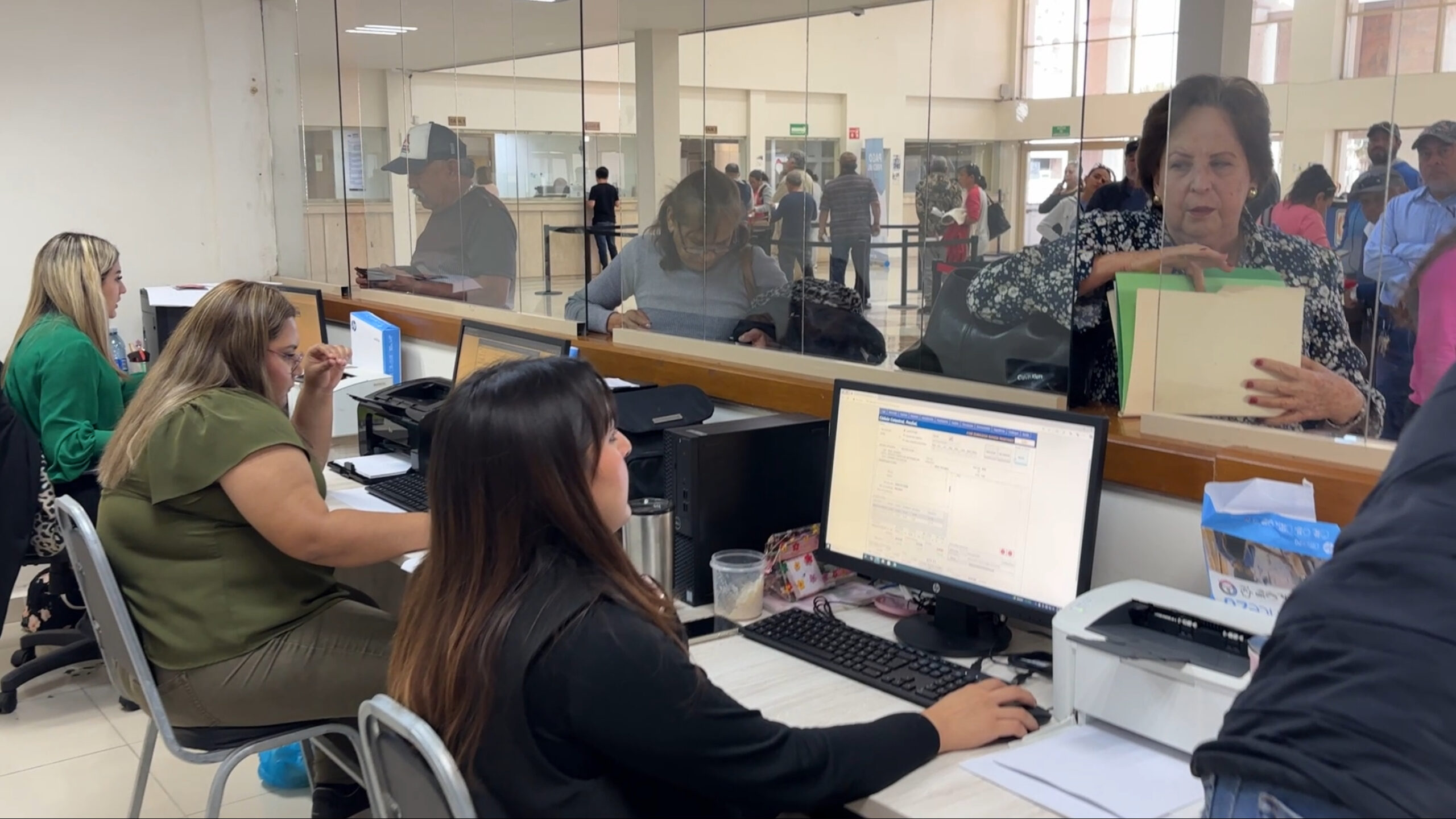 Contribuyentes abarrotan las oficinas municipales para aprovechar los descuentos del impuesto predial en Monclova.