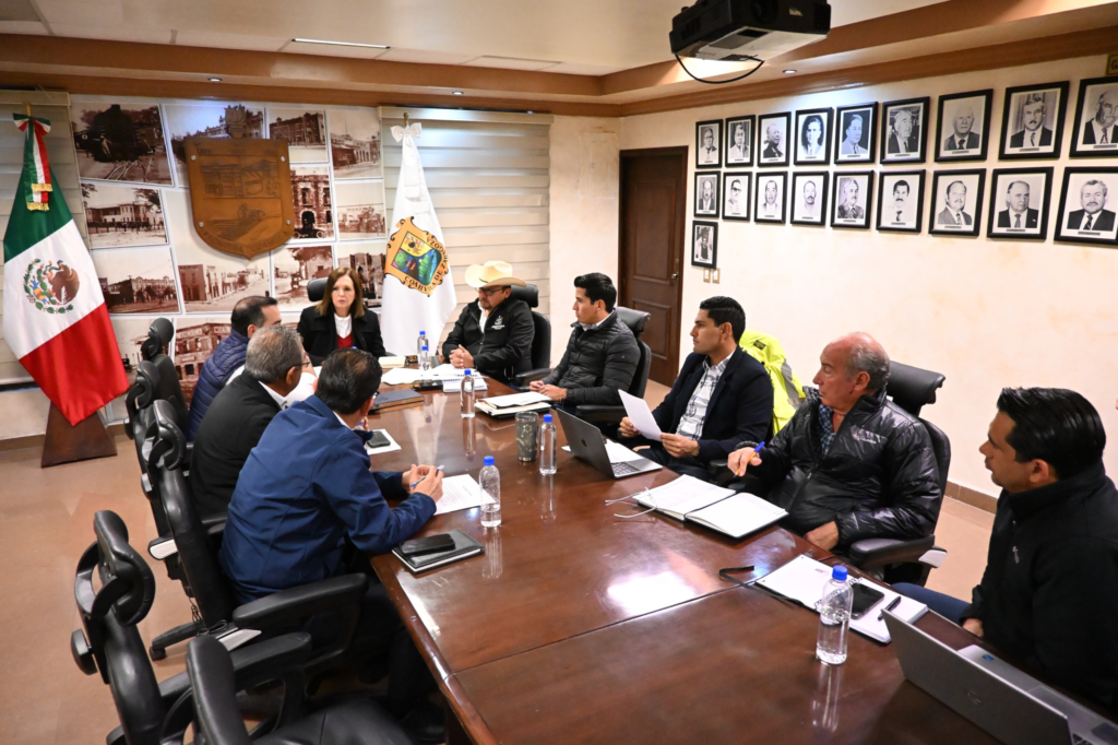 Durante una reunión con Eduardo Campos, gerente general de Simas, y su equipo técnico, se realizaron análisis detallados de las zonas con mayor necesidad de abasto de agua.