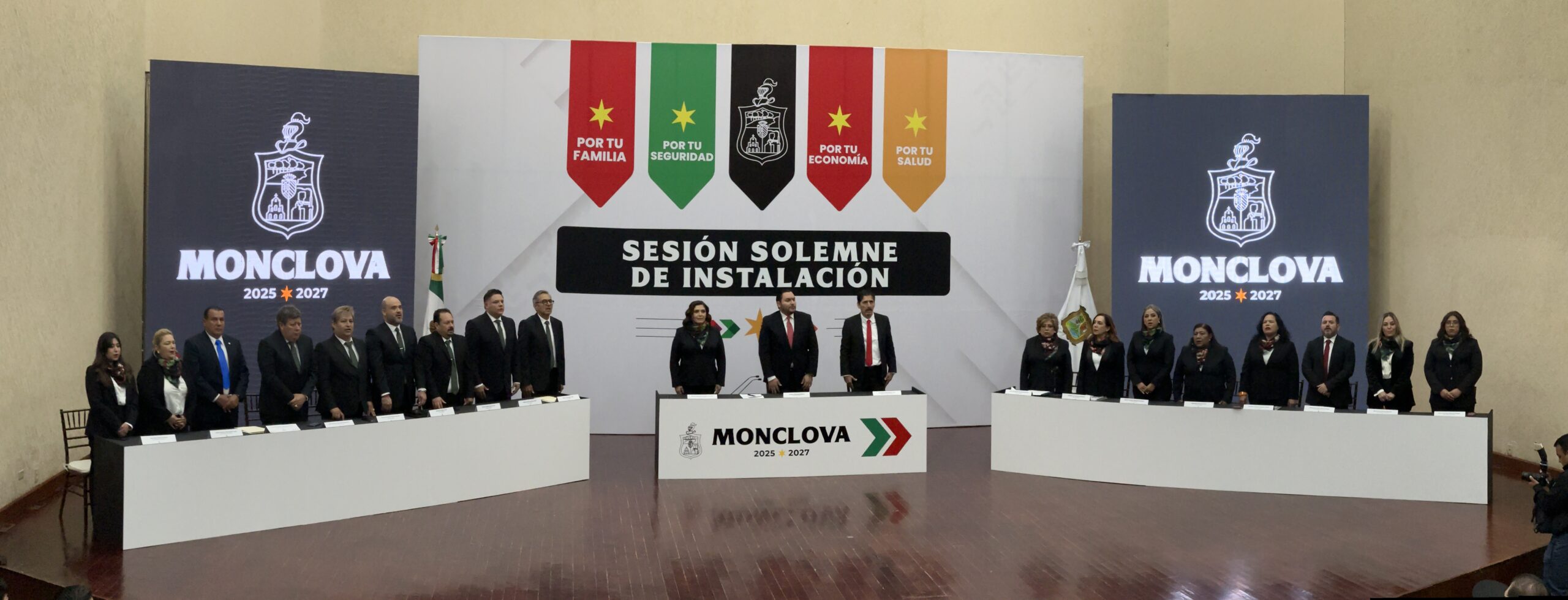 Unos minutos después de las ocho y media de la mañana el nuevo Cabildo de Monclova inició con una sesión solemne de instalación.