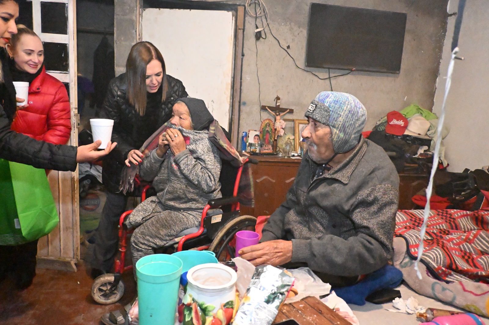 La alcaldesa de Frontera, Sari Pérez Cantú, encabezó el inicio del ‘Operativo Invierno’ para proteger a las familias más vulnerables.