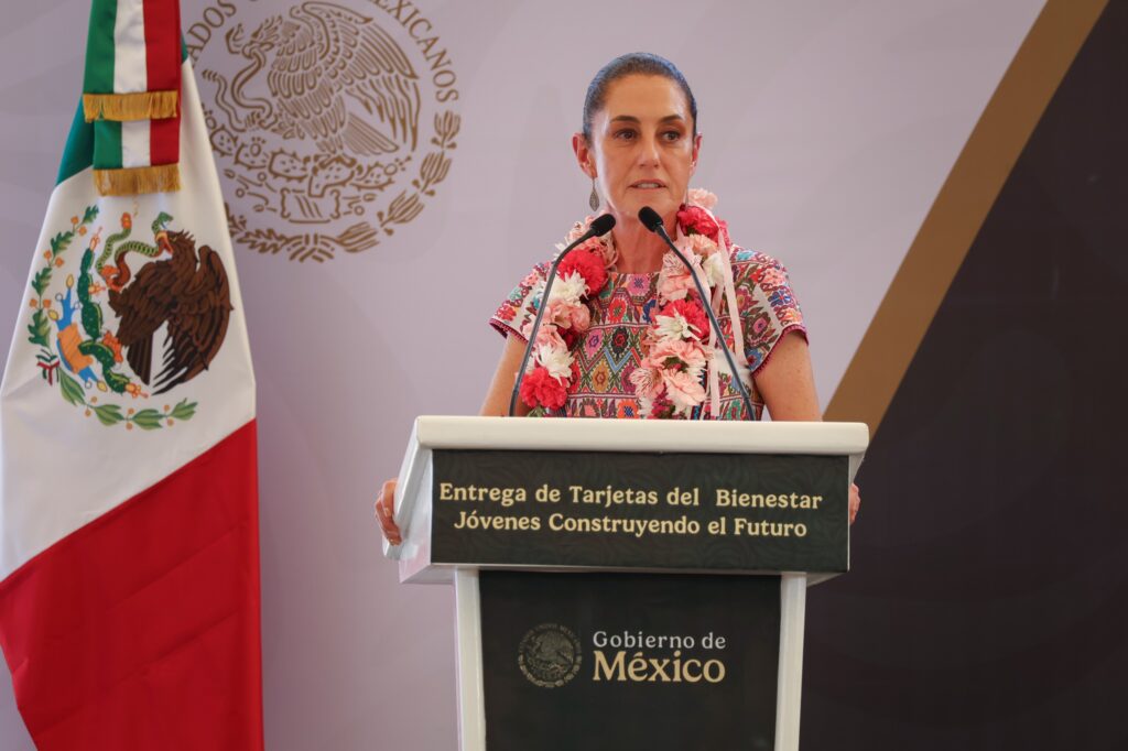 Sheinbaum encabezó la entrega de tarjetas del programa "Jóvenes Construyendo el Futuro", a quienes invitó para defender la transformación.