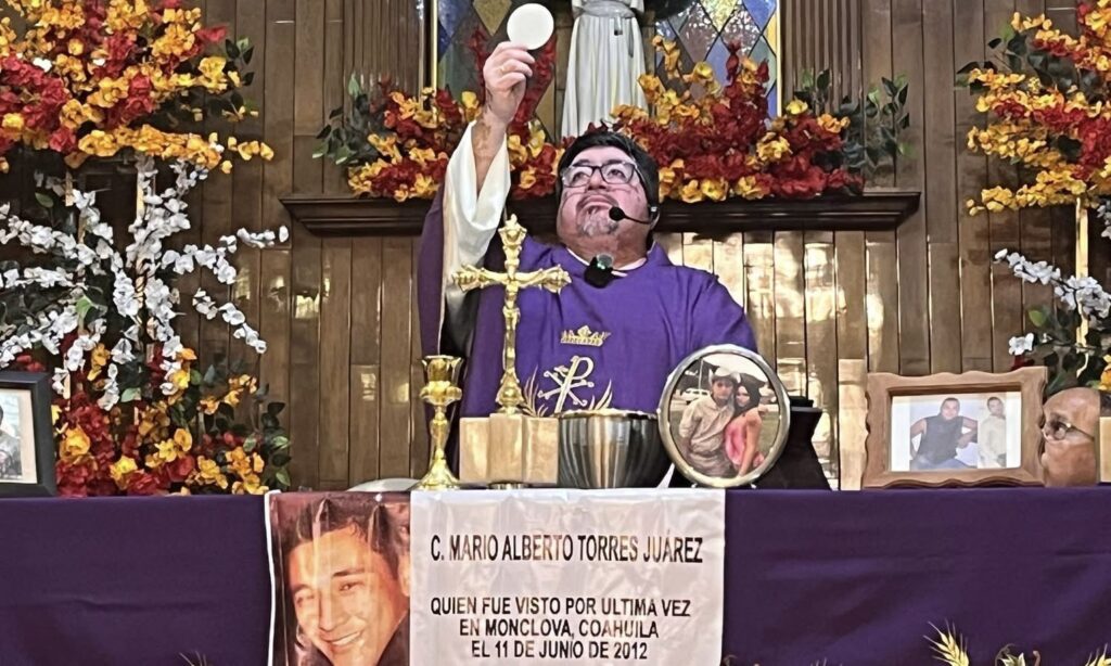 Familiares y miembros del colectivo “Juntos en Acción por Nuestros Desaparecidos” se unieron en oración.