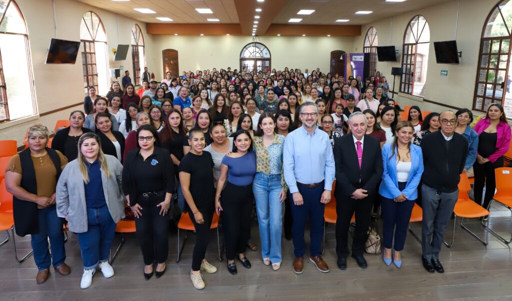 *INICIA PRIMERA GENERACIÓN DE ‘MUJERES ECHADAS PA’DELANTE’ EN UNIVERSIDAD* Saltillo, Coahuila de Zaragoza; a 30 de marzo de 2025.- El gobernador Manolo Jiménez Salinas ha manifestado que la mejor herramienta que su administración puede darle a las mujeres coahuilenses para empoderarlas es el acceso a la educación, y desde esa máxima, dentro del programa “Mujeres echadas pa’delante”, ya inició la primera generación de mujeres que están estudiando una carrera universitaria. Paola Rodríguez López, presidenta honoraria de la Oficina Inspira Coahuila, junto a Emanuel Garza Fishburn, secretario de Educación, se reunió con las más de 700 mujeres de la región Sureste que arrancaron su educación universitaria becadas al 100 por ciento. Informó que en esta generación, al momento son 1113 mujeres de 27 municipios las que cursan sus estudios profesionales. Rodríguez López mencionó que el programa es 100 por ciento en línea, pero que se buscó tener una sesión presencial para poder saludar a las alumnas y entregarles sus credenciales de estudiante. “Además, tuvieron una sesión de autocuidado, y una sesión para aclarar dudas y temas académicos con el equipo de la universidad”, abundó. A la par, se instaló la brigada “Estar bien” en la que se ofrecieron servicios de consulta general, consulta dental, farmacia, orientación psicológica, papanicolaou, exploración mamaria y mastografía. Además de la aplicación de vacunas contra el tétanos, influenza, sarampión, rotavirus, neumococo, COVID-19 y virus del papiloma humano. Lo anterior, para que todas estas mujeres que iniciaron con sus estudios universitarios pudieran aprovechar estos servicios. Paola Rodríguez informó que en las próximas semanas se reunirá con las mujeres de las otras regiones que son parte de esta primera generación. Asimismo, destacó que se estarán abriendo otras convocatorias para que más mujeres puedan continuar con sus estudios. “El tener sus estudios de preparatoria o universitarios terminados, les abre a las mujeres más y mejores opciones de trabajar o emprender, que son grandes oportunidades de crecimiento personal y familiar”, expresó Paola Rodríguez López.