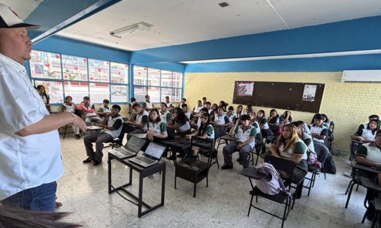 El Centro de Rehabilitación Fe, Esperanza y Amor promueve la prevención de adicciones en preparatoria de Castaños; estudiantes reciben orientación sobre riesgos y consecuencias del consumo de drogas.