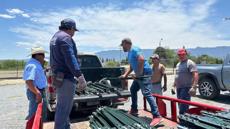 Un total de 30 familias del ejido Huizachal, Valladares y Candela fueron beneficiadas con materiales subsidiados por parte del gobierno municipal, encabezado por el alcalde Fernando Juárez.