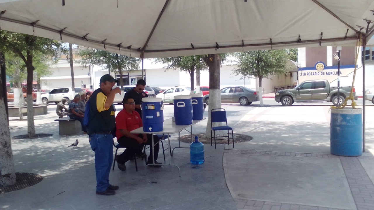 Ante temperaturas superiores a los 40 grados durante este inicio de semana, la Dirección de Protección Civil de Monclova mantendrá activos los puntos de hidratación para proteger a la población.