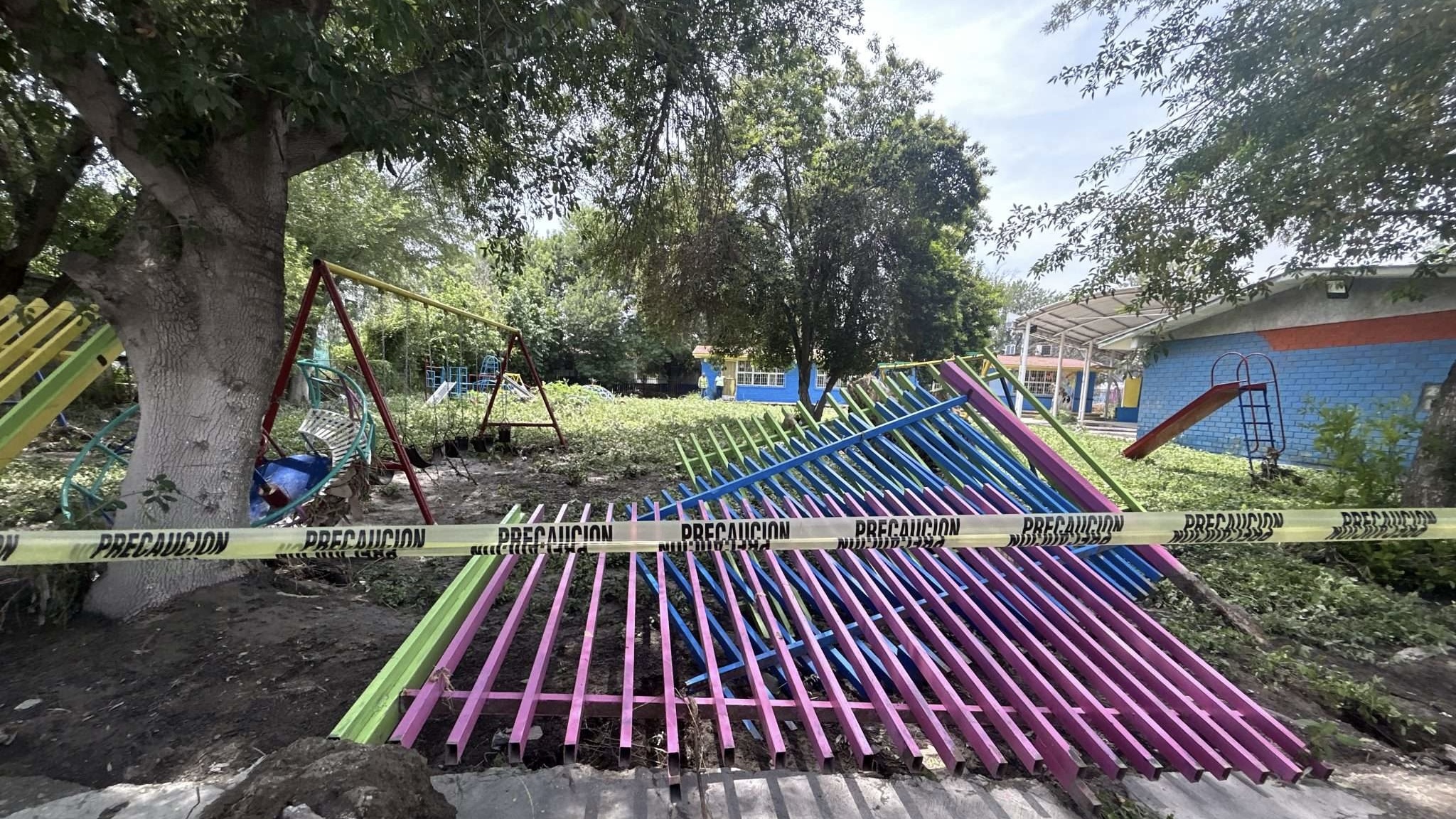 Luego de los daños registrados en diversas escuelas de Monclova por las lluvias recientes, el jefe de Servicios Educativos, Abraham González, informó que ya se trabaja en la rehabilitación de los planteles.