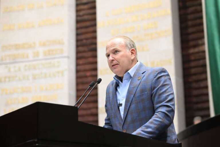 El diputado federal Theo Kalionchiz exhortó al Gobierno Federal a brindar apoyo urgente a los extrabajadores de AHMSA, así como garantizar su seguridad social. 
