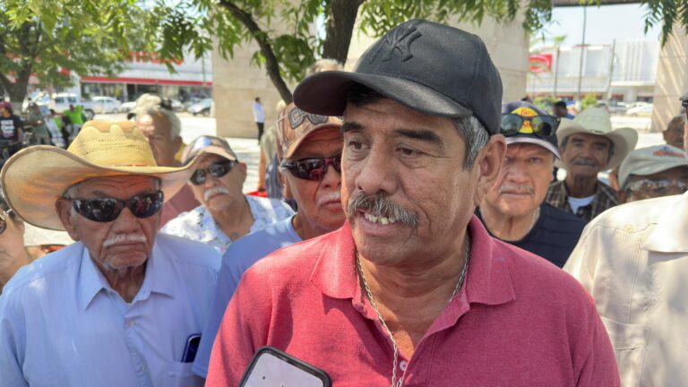 Juan Antonio Ruvalcaba Oviedo, secretario general de Ex Obreros de Coahuila A.C. (EXOC), informó que solicitarán al gobernador Manolo Jiménez apoyo para trasladarse a la Ciudad de México.