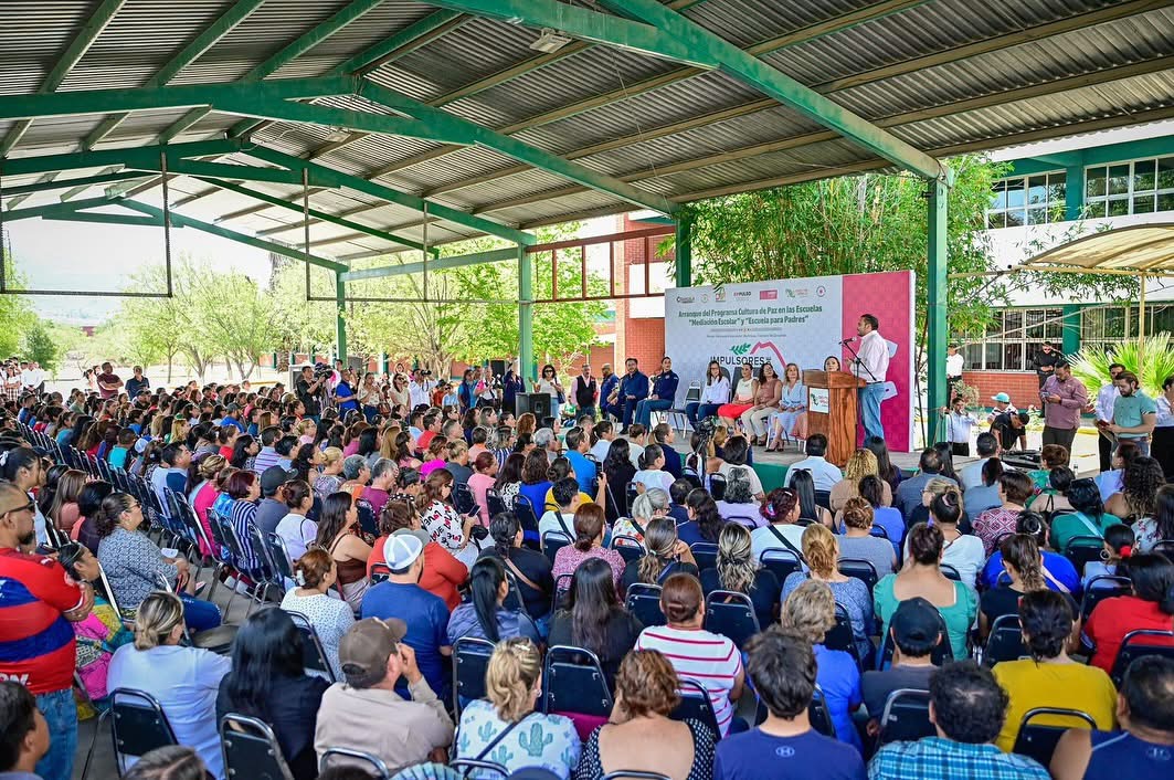 El Cecytec puso en marcha en Monclova el programa “Cultura de Paz en las Escuelas”, que incluye las estrategias “Mediación Escolar” y “Escuela para Padres”.
