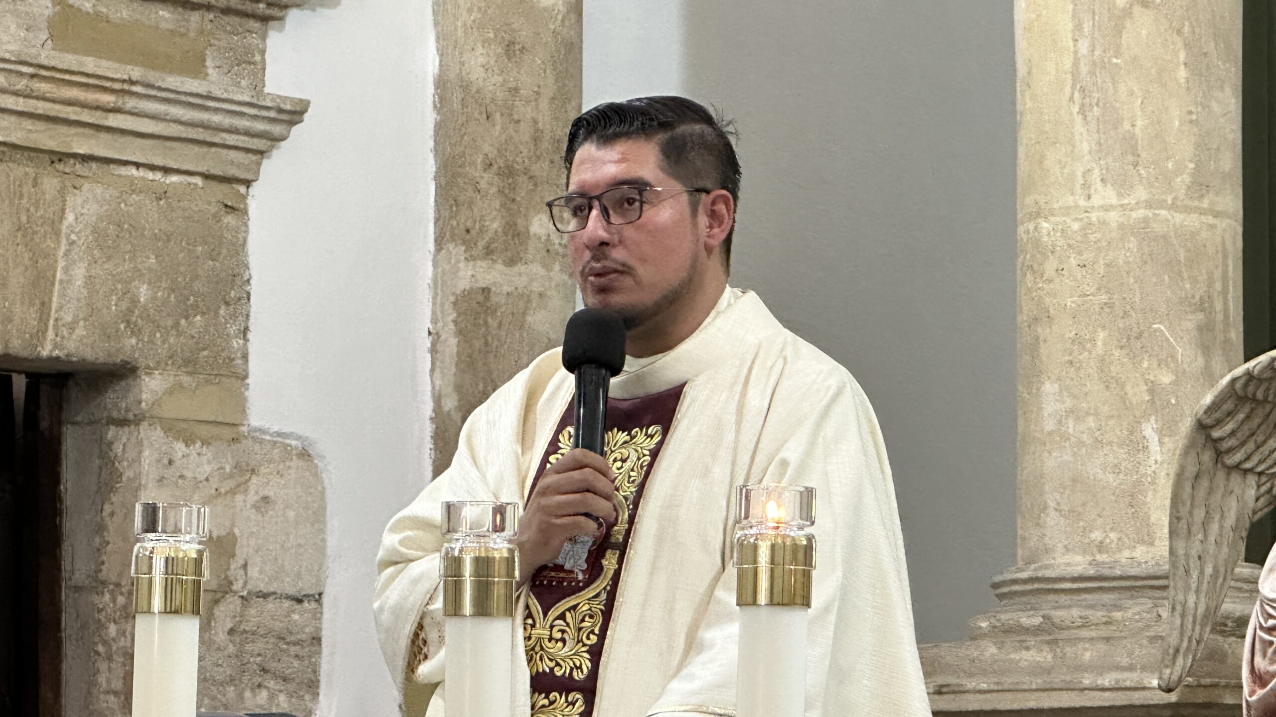 Durante la homilía dominical en el sexto domingo de Pascua la iglesia católica, exhortó a los fieles a permanecer en el amor de Cristo, discernir en el espíritu y construir la paz como fruto de una vida en obediencia a la palabra de Dios. 