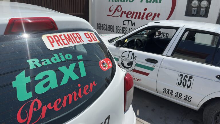 El incremento sostenido en los precios de la gasolina roja, que ya superó los 27 pesos por litro, ha afectado fuertemente al gremio taxista.
