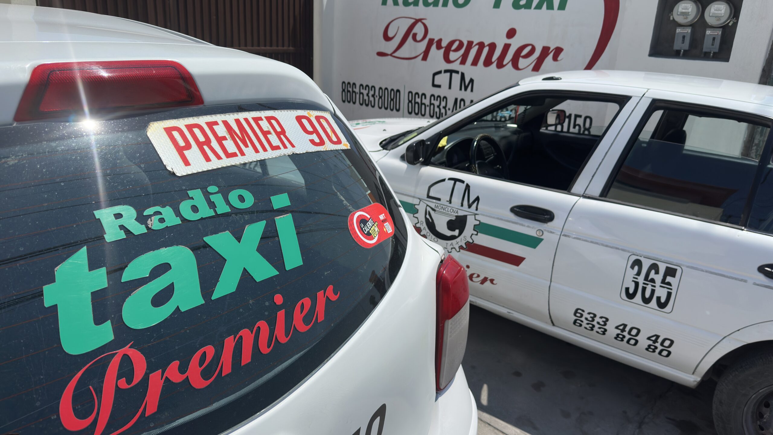 El incremento sostenido en los precios de la gasolina roja, que ya superó los 27 pesos por litro, ha afectado fuertemente al gremio taxista.